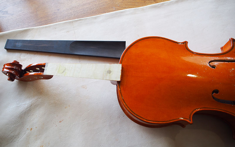 ヴァイオリン製作 指板 貼り付け